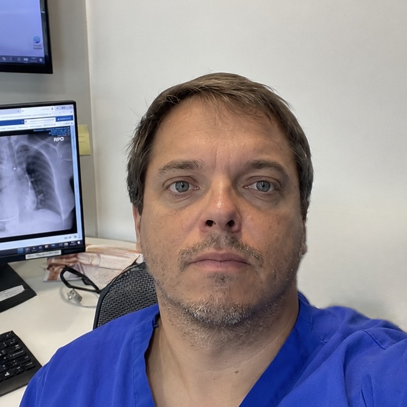 Dr. David Lazo Pérez, pionero de la cirugía robótica torácica RATS en Chile, en Clínica Las Condes